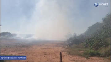 VDEO: Criminosos voltam a incendiar Ecoponto e fumaa incomoda boa parte da populao