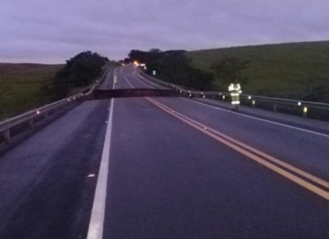 Homem morre ap�s cair com carro em cratera na SP-333 em Mar�lia