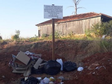 Popula��o ajuda a poluir a cidade ao jogar lixo onde Prefeitura faz limpeza