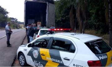 Trio � preso por contrabando de cigarros do Paraguai durante fiscaliza��o em Parapu�