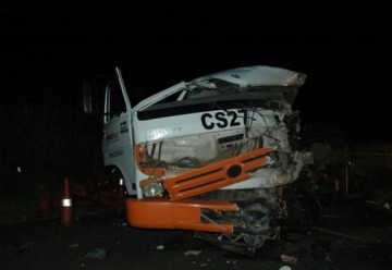 Motorista morre ap�s batida entre dois caminh�es na vicinal entre Quintana e Bor�
