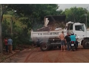 Prefeitura realiza limpeza emergencial da rede pluvial aps princpio de enchente na Vila Santa Helena
