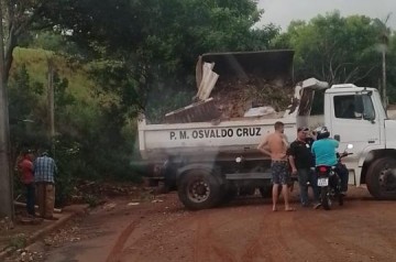 Prefeitura realiza limpeza emergencial da rede pluvial aps princpio de enchente na Vila Santa Helena