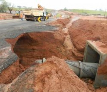 Chuvas interditam pista em Fl�rida Paulista na SP-294