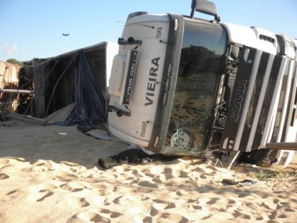 Caminh�o tombou sobre a pista e interditou a SP-294