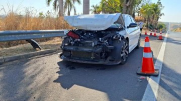Carro bate na traseira de caminh�o na SP-294 em Osvaldo Cruz