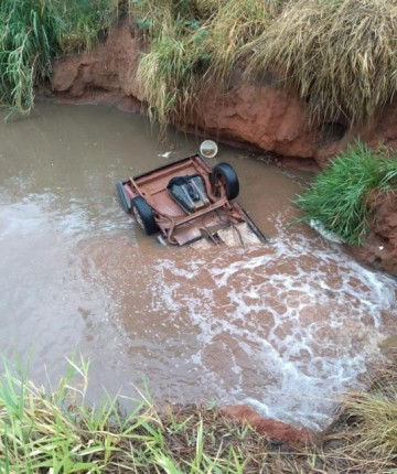 Carro vai parar dentro de c�rrego ap�s cair em ribanceira em Junqueir�polis