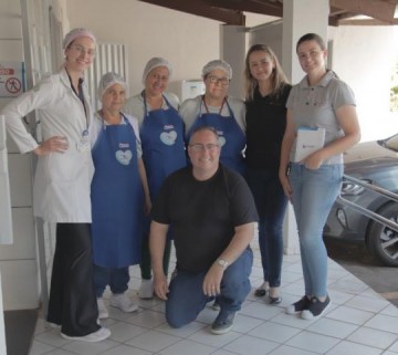 V�DEO: Santa Casa de Osvaldo Cruz recebe doa��o de uniformes da Benetherm para equipe da cozinha