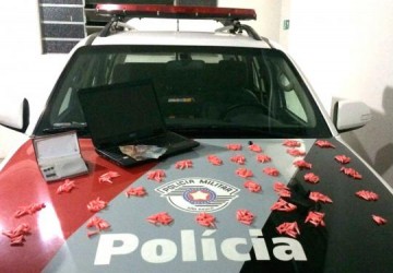 Homem � preso ap�s ser flagrado com coca�na e dinheiro em Mar�lia