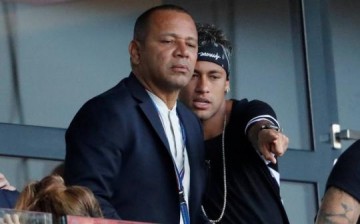 Pai do atacante Neymar perde a linha e ofende rep�rter: "Fiz festa com sua m�e"