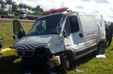 Ambul�ncia da Prefeitura de Osvaldo Cruz se envolve em acidente na Rodovia Castelo Branco: tr�s ocupantes do ve�culo ficaram feridos