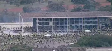 Golpistas invadem Congresso, Planalto, STF e causam destrui��o
