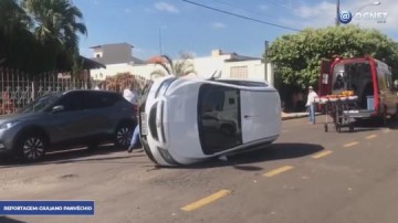 V�DEO: Motorista perde controle e capota �nix na Vargas x Rondon