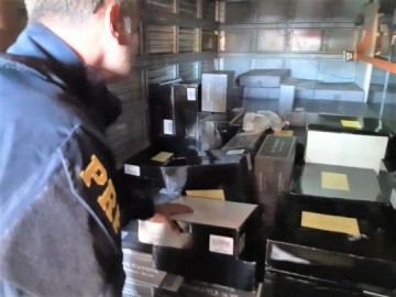 Pol�cia apreende carga com mais de 2 mil garrafas de vinho argentino sem nota fiscal em caminh�o-ba�