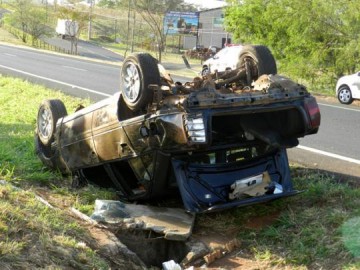 Carreta atinge lateral de ve�culo e provoca capotamento na Raposo Tavares