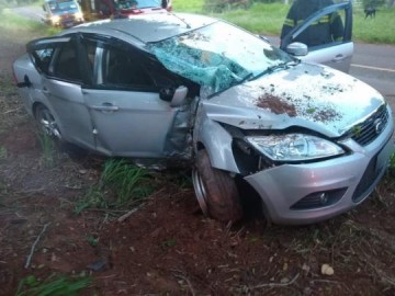 Seis pessoas ficam feridas ap�s ve�culo bater em �rvore em Osvaldo Cruz