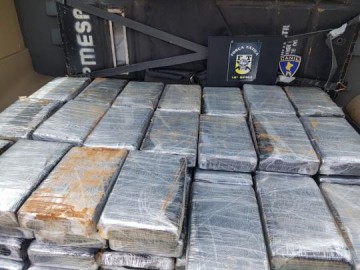 Em troca de R$ 20 mil, motorista transporta quase 90 kg de coca�na escondidos em cabine de carreta, mas acaba preso