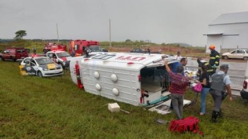Cinco pessoas ficam feridas ap�s tombamento de uma ambul�ncia UTI de Adamantina na SP-294 em Hercul�ndia