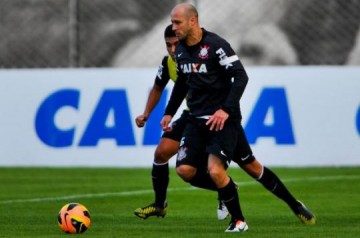 Alessandro trabalha para voltar ao Corinthians contra a Portuguesa