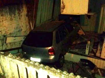 Motorista bbado invade casa com o carro em Junqueirpolis