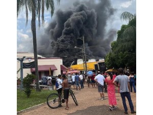 Incndio atinge parte superior de loja de calados em Rancharia