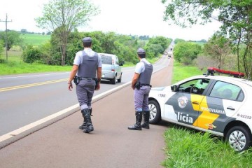 Dupla de moto em Salmour�o cai ap�s buraco na vicinal