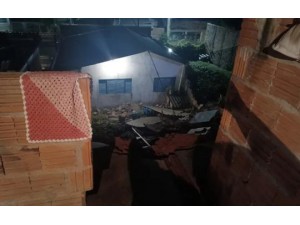 Temporal derruba muro sobre casas e deixa famlias desabrigadas em Marlia