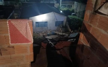 Temporal derruba muro sobre casas e deixa famlias desabrigadas em Marlia