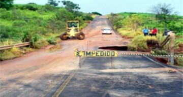 Fl�rida Paulista: chuva interdita estrada de Indai�