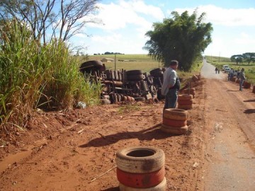 Caminh�o cai em ribanceira no bairro da Salva��o em Luc�lia