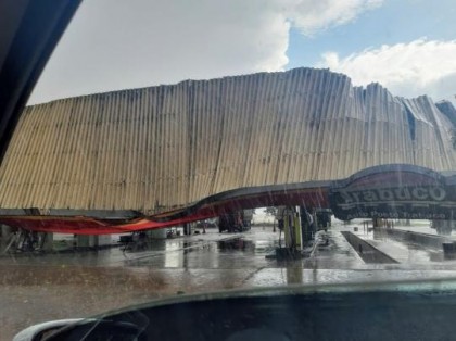 Ventos danificaram a cobertura do Posto Trabuco em Parapu�, �s margens da SP-425 (foto: Internauta)