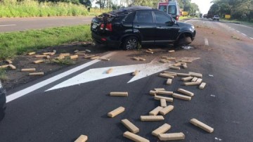 Carro que capotou em rodovia de Pen�polis estava com 800 quilos de maconha
