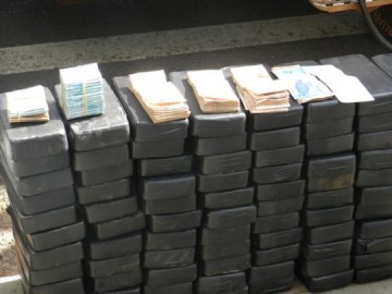 Polcia encontra 263 tabletes de cocana e pasta base em pneus e cabine de carreta