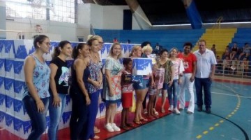 Fundo Social de Osvaldo Cruz entrega cestas de natal e brinquedos