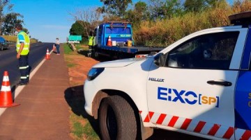 Mulher morre em acidente na SP-294 em Parapu�