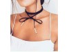 A onda das fashion girls agora  amarrar a choker fininha bem rente ao pescoo, finalizando com um lacinho. Fofo, n?