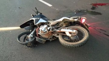 Motociclista morre ap�s bater em caminh�o e ser arrastado em rodovia de Tup�