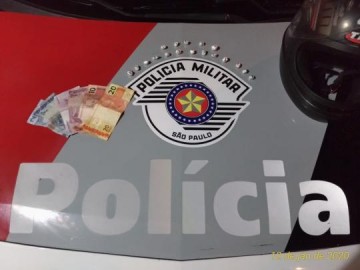 Pol�cia Militar prende traficante com 17 por��es de coca�na e dinheiro na Rua Armando Salles