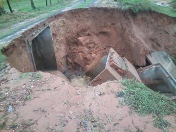 Chuva danifica ponte de acesso ao bairro Jangada