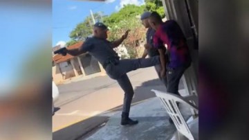 PM afasta policiais flagrados amea�ando de morte e espancando homem com chutes durante abordagem