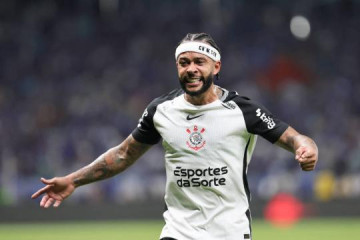 Memphis marca, e Corinthians sai na frente do Cruzeiro na semi da Copa do Brasil