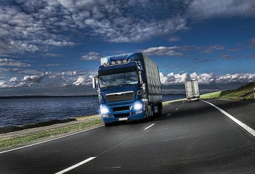 Caminhoneiros recebem orienta��es sobre lei do descanso