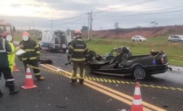 Duas pessoas morrem ap�s carro bater de frente com carreta em Pompeia
