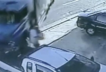 VDEO: Idoso salva criana de ser atropelada por caminho desgovernado que destruiu carros em Ourinhos