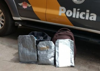 Costureira transportava mais de 2 kg de coca�na dentro de �nibus abordado em Regente Feij� (Foto: Pol�cia Militar/Cedida)