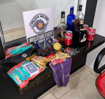 Rapaz � preso ap�s furtar 35 moedas de 500 cruzeiros, 44 pacotes de doces, bola de t�nis e outros produtos de clube em Osvaldo Cruz