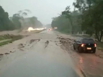 Trecho da Rodovia Comandante Jo�o Ribeiro de Barros � interditado por causa de alagamento em Junqueir�polis