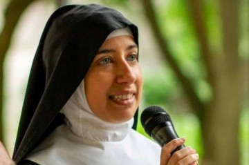 Brasileira 'bonita demais' para ser freira perde o cargo e quer justi�a do Vaticano