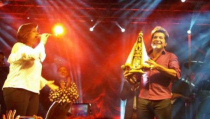 C�ssia Medina Bosso no palco, com o cantor Daniel (Foto: Redes Sociais).