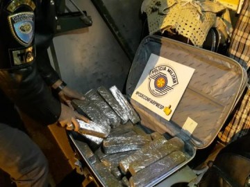 Pintor usa documento falso para transportar droga, mas acaba preso em flagrante em Presidente Epit�cio